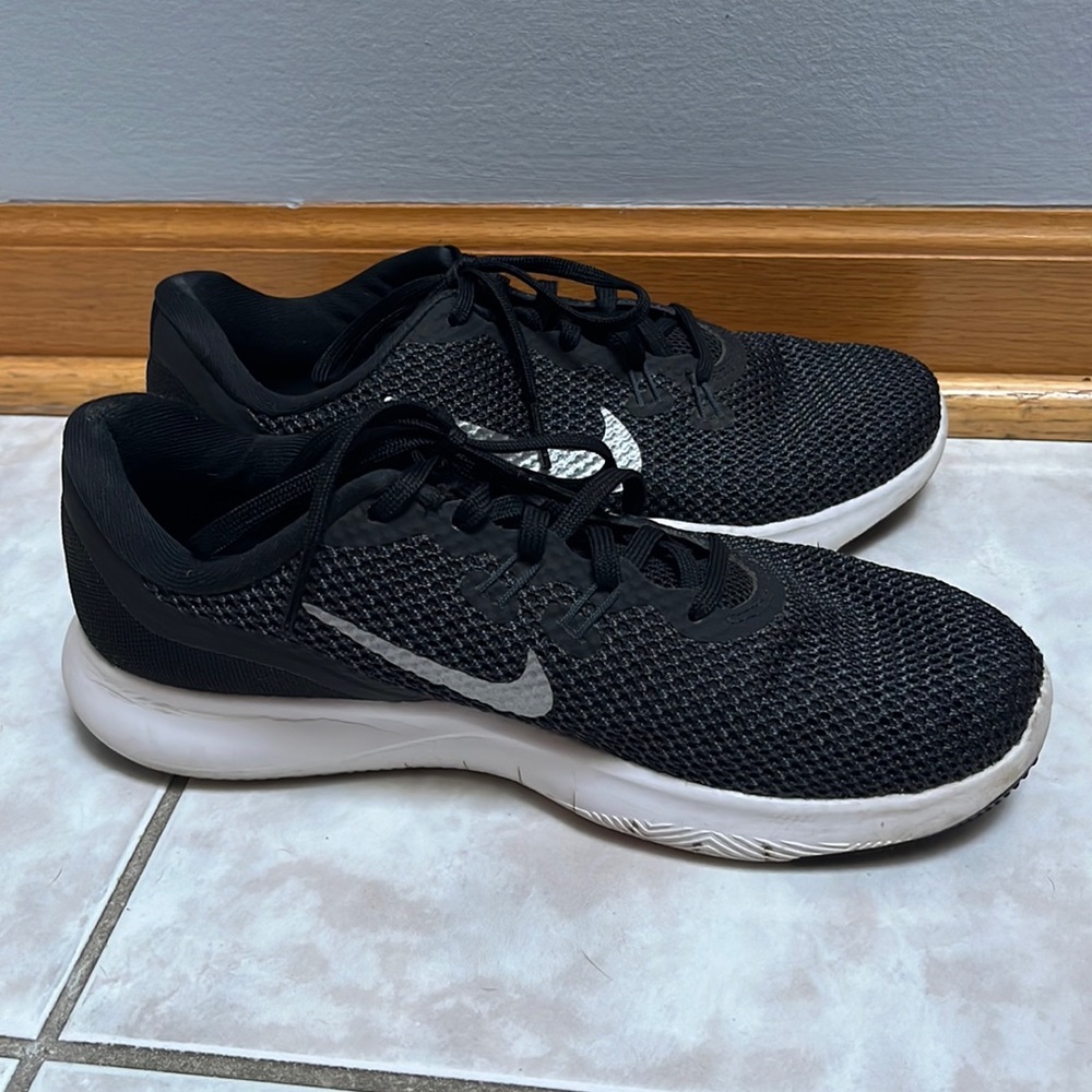 Nike training women’s shoes size: 7 color: black & white
